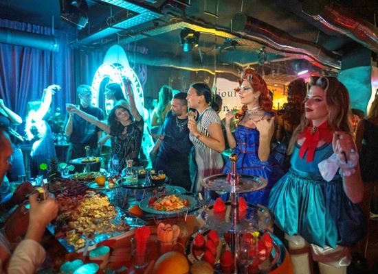 Партито на сезона. Не приличаше на никое друго