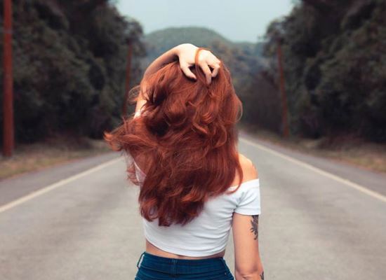 Помага ли терапията с червена светлина в борбата срещу косопада?