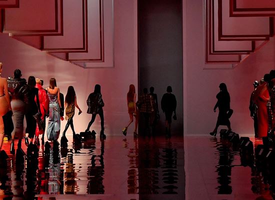 Само IT момичетата имат място в клуба на Versace