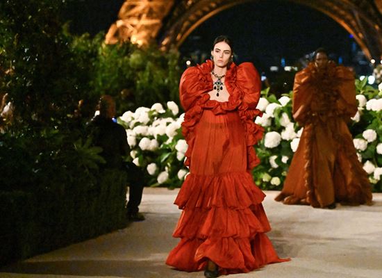 Saint Laurent представя ключовите модни тенденции за пролет-лято 2026 в Париж