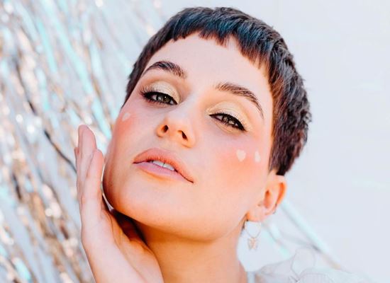 Руж, който стои като естествена руменина