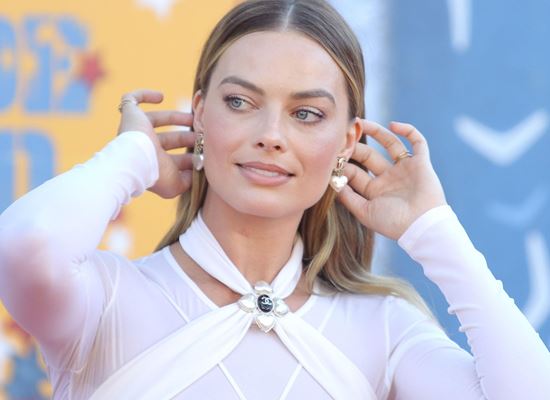 Марго Роби и тоалетът Chanel, за който всички говорят