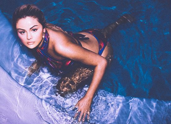 Новата капсулна колекция бански на Селена Гомес е ПОЖАР