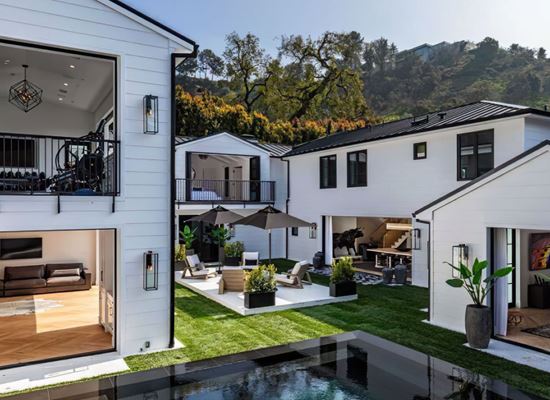 ТОВА е новата къща на Риана, трябва да я видите