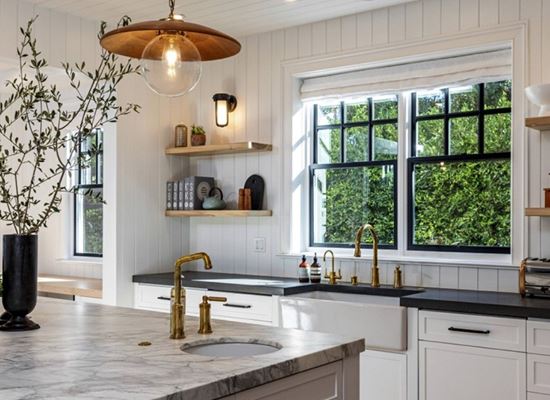 Разходете се в новия дом на Дакота Джонсън и Крис Мартин