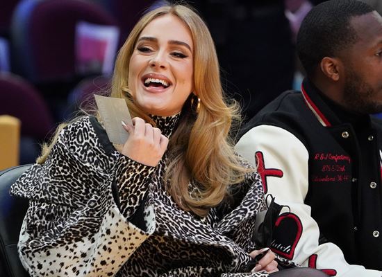 Всички говорят за леопардовото палто на Адел