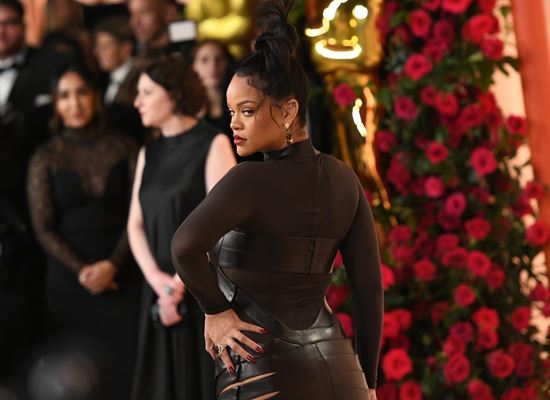 По червения килим на Оскарите, който всъщност не беше червен