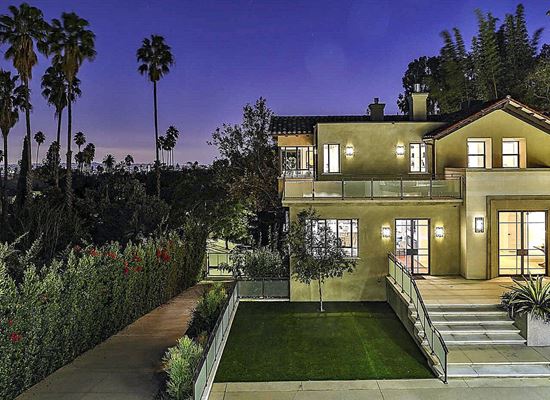 Риана продава поредното имение в Холивуд