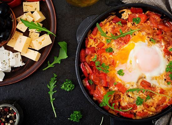 Шакшука с пресни подправки и фета сирене