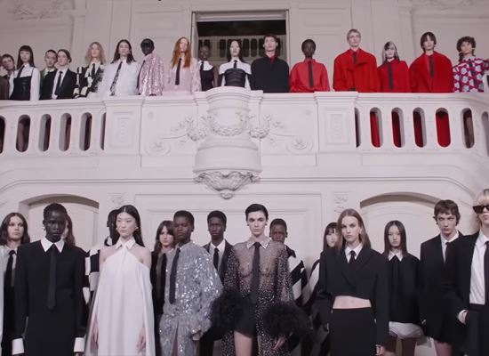 Новата, елегантна, флуидна самоличност на Valentino