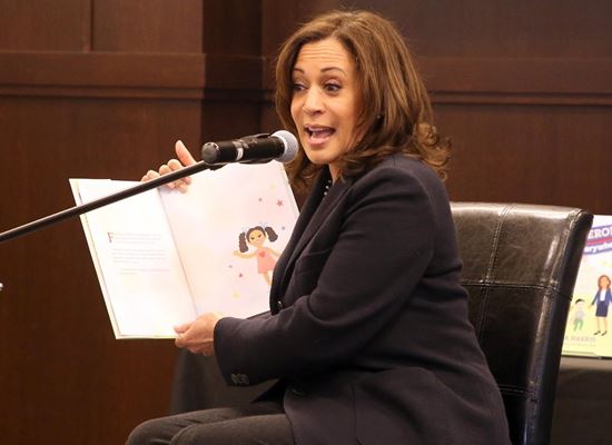 Камала Харис между редовете на автобиографичната си книга