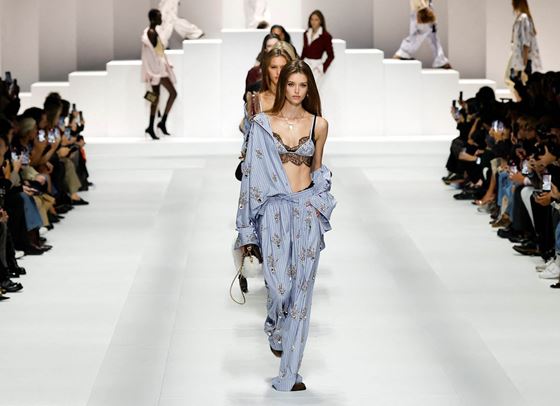 Dolce &amp; Gabbana SS 2026: Когато пижамата срещне подиума