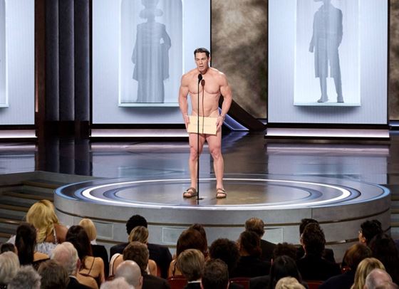 Джон Сина връчи наградата за най-добри костюми... гол