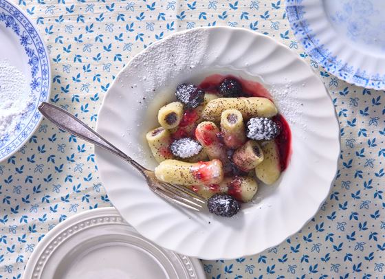 Картофени кнедли с мак и къпинов сос