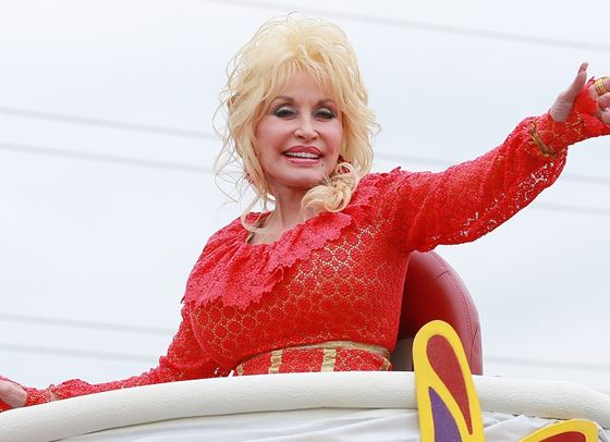 Доли Партън ще предлага безплатно обучение в Dollywood