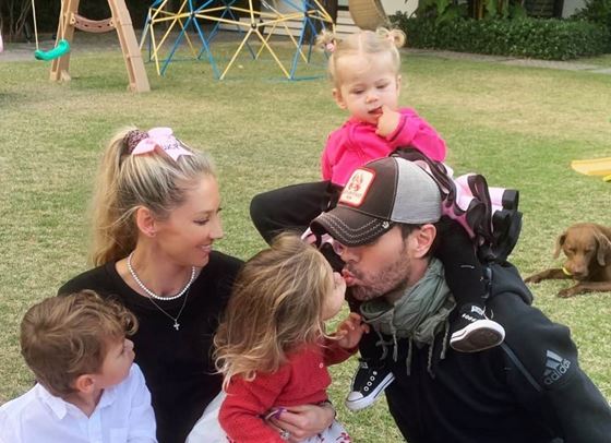 Енрике Иглесиас и Анна Курникова очакват четвъртото си дете