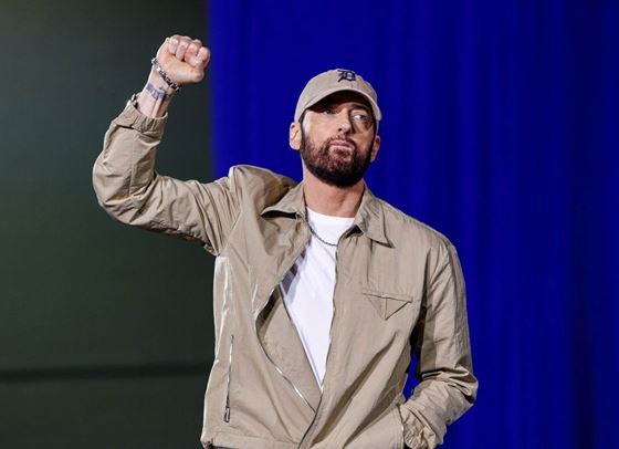 Компанията зад Еминем иска над 100 млн. долара от Марк Зукърбърг