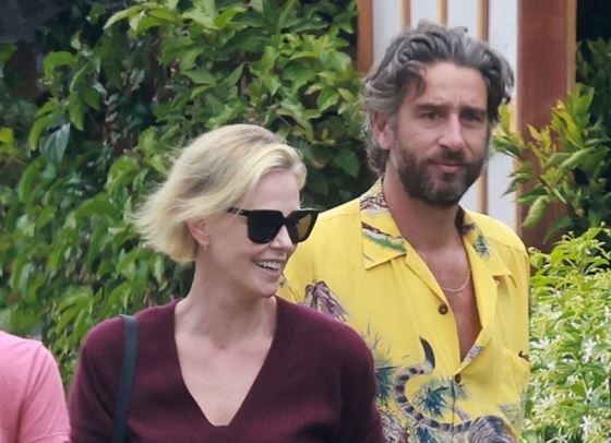 Чарлийз Терон грее до новата си любов