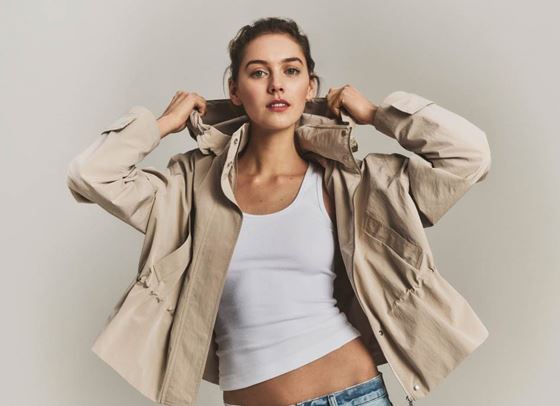 Денимът се завръща с нова сила: Какво предлага новата колекция на Calvin Klein