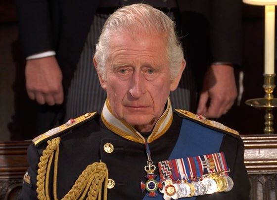 Чарлз остави сърцераздирателна бележка върху ковчега на кралицата