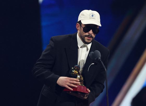 Bad Bunny триумфира на латино Грамитата