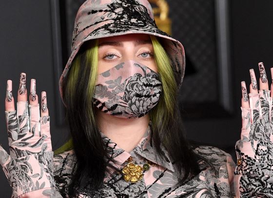 Били Айлиш премина в отбора на блондинките