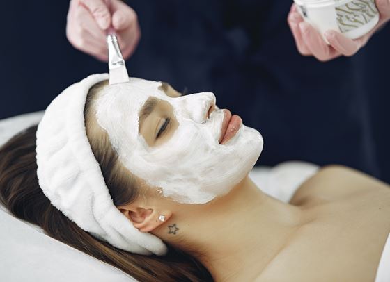 Розовата глина ще премахне всички черни точки от лицето ви