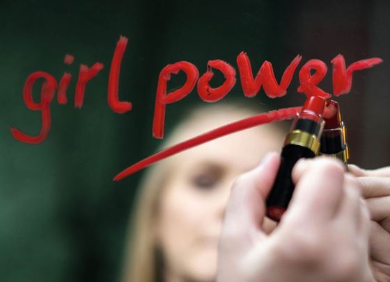 Red OR Dead: В какво се крие непреходната сила на червените устни?