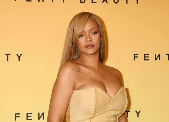 Риана показа естествената си коса