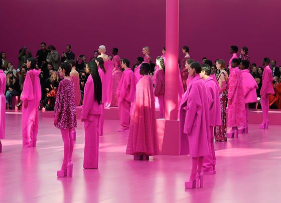 Valentino бяга от реалността, за да оцвети есента в яркорозово