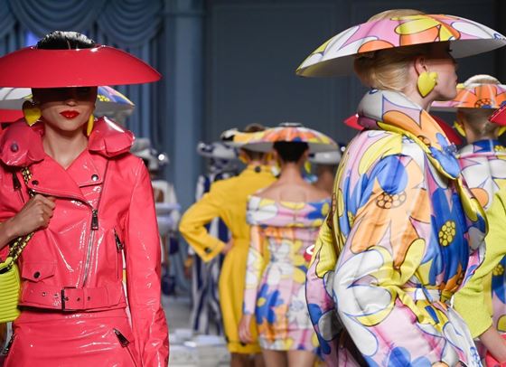 Веднага скачаме в басейна на Moschino