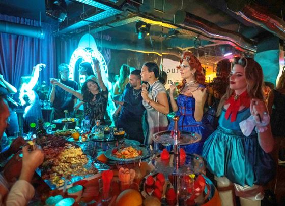 Партито на сезона. Не приличаше на никое друго