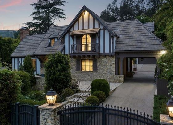 Вижте изумителното имение на Риана в Бевърли хилс