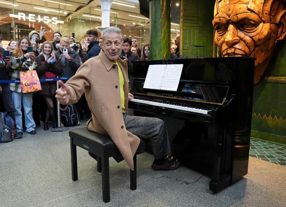 Джеф Голдблум изненада пътниците на гарата в Лондон