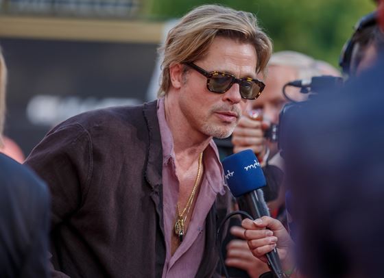 Всички в интернет говорят за полата на Брад Пит