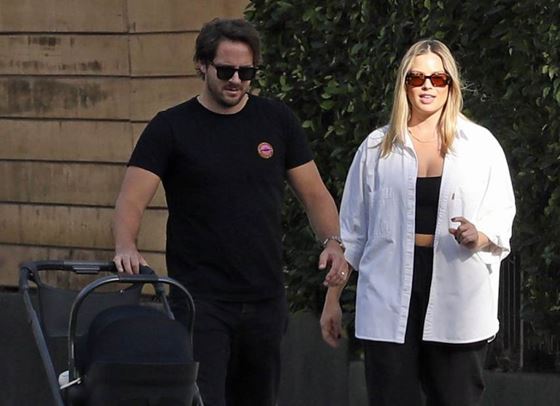 Марго Роби с първа поява след раждането