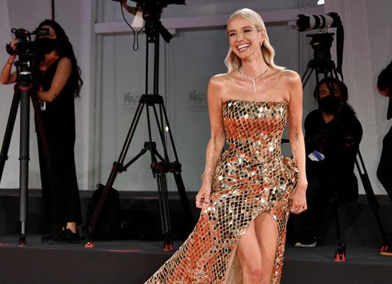 Леони Хан заблестя ярко на червения килим във Венеция