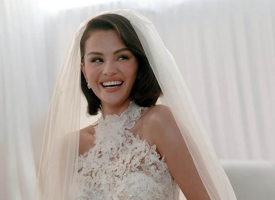 Селена Гомес омагьоса с три различни визии на сватбата си