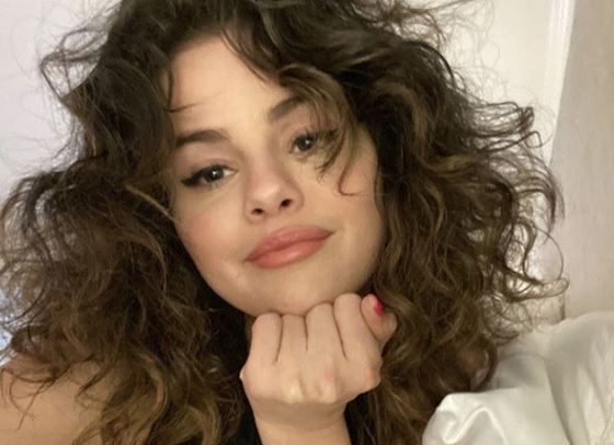 Селена Гомес отпразнува Rare Beauty без капка грим