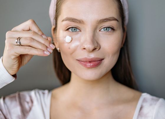 Наистина, не трябва да пропускате околоочния си крем