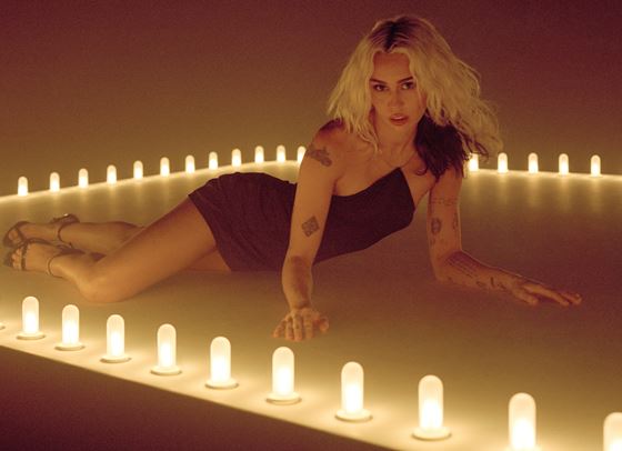 Майли Сайръс иска да чуете историята зад &quot;River&quot;