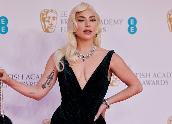 По червения килим на наградите БАФТА