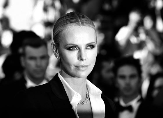 Чарлийз Терон се наслаждава да е необвързана