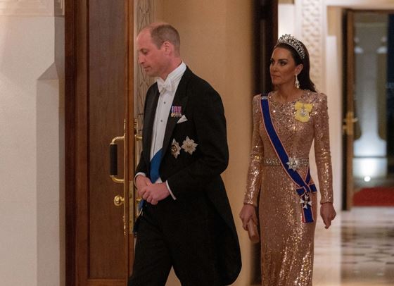 Кейт Мидълтън грее в разкошна рокля в розово злато