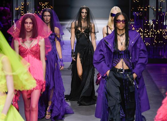 Versace S/S 2023: Гръндж, пънк и Парис Хилтън