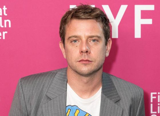 Dior поверява дамската си идентичност на Андерсън