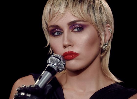 Майли Сайръс жени и кани фенове на среща в TikTok