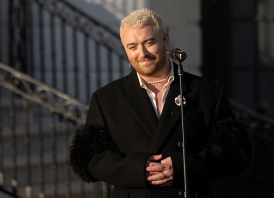 Сам Смит вече не се чувства неуверен в тялото си