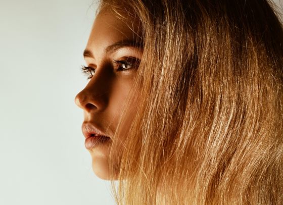 Какво кара косата да пада на кичури?