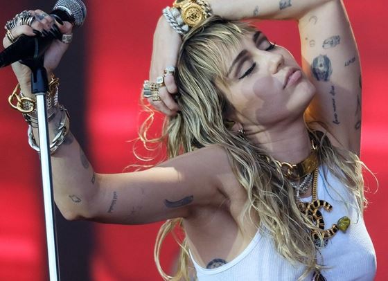 Майли Сайръс и TikTok ще завладеят Супербоул